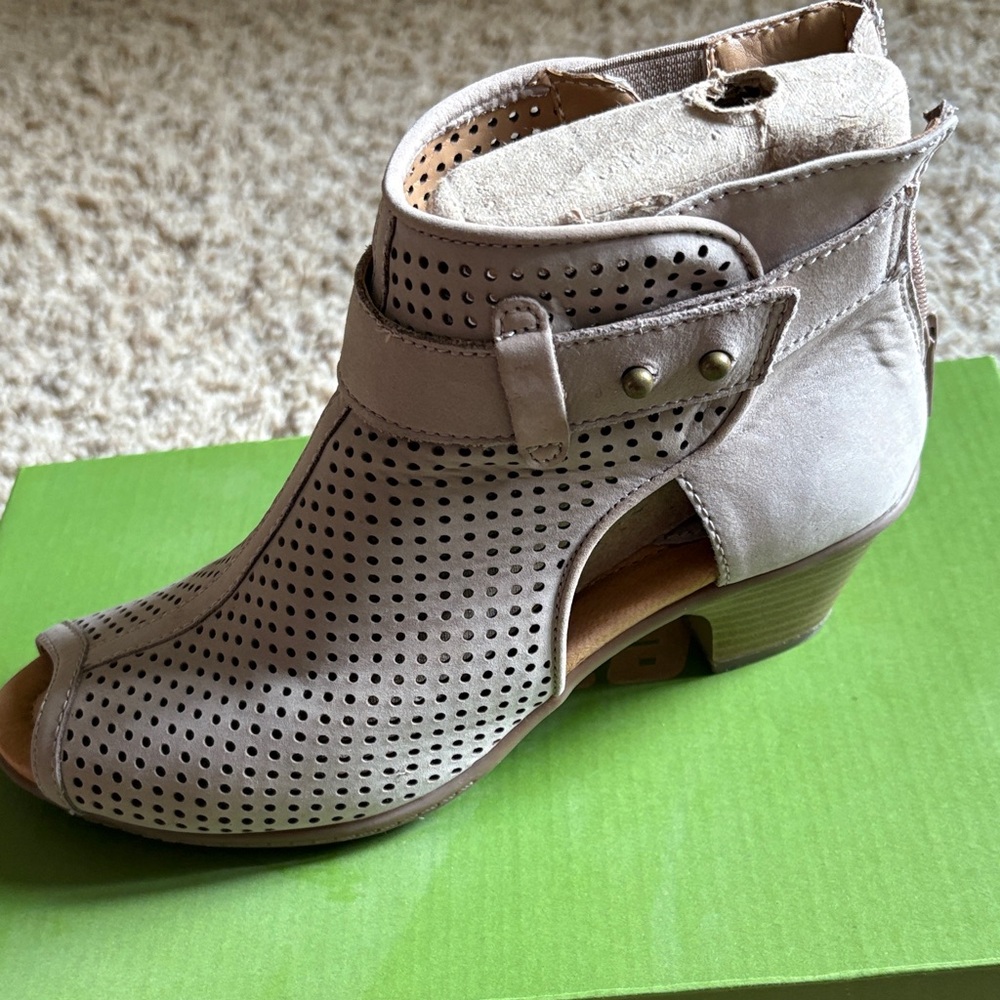 Earth Perforated Peep-Toe Ankle Boots - Cream